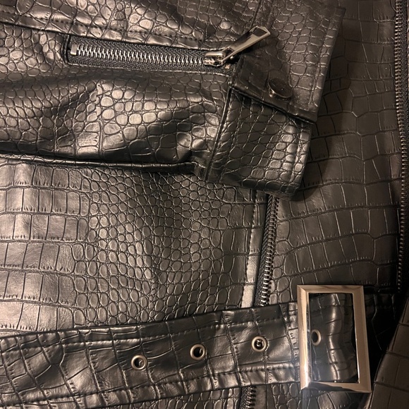 PrettyLittleThing - Black Croc Embossed Oversized Belted Hem Biker Jacket - Picture 3 of 9